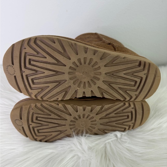 UGG Classic Short Embossed Logo Sz: 6 - Picture 5 of 11